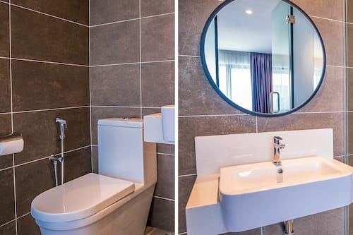 Habitación doble Deluxe, 1 cama King size | Baño | Regadera, amenidades de baño gratuitas, bidet, toallas