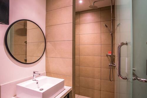 Standard Single Room | Bathroom | Shower, free toiletries, bidet, towels