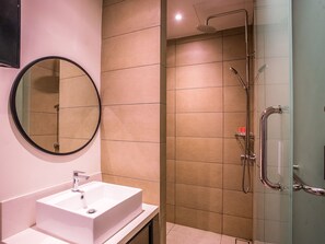 Habitación individual estándar | Baño | Ducha, artículos de higiene personal gratuitos, bidé y toallas
