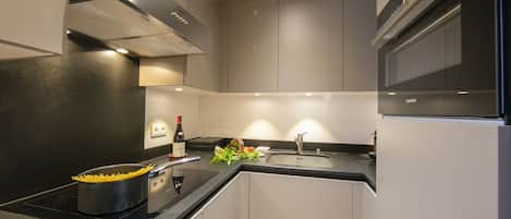 Jääkaappi, mikroaaltouuni, uuni, liesi