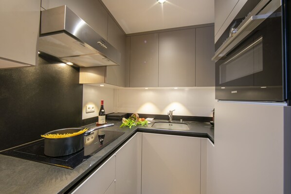 Køleskab, mikrobølgeovn, ovn, kogeplade