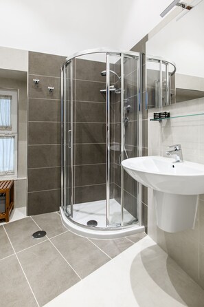Bruser, hårtørrer, bidet, håndklæder