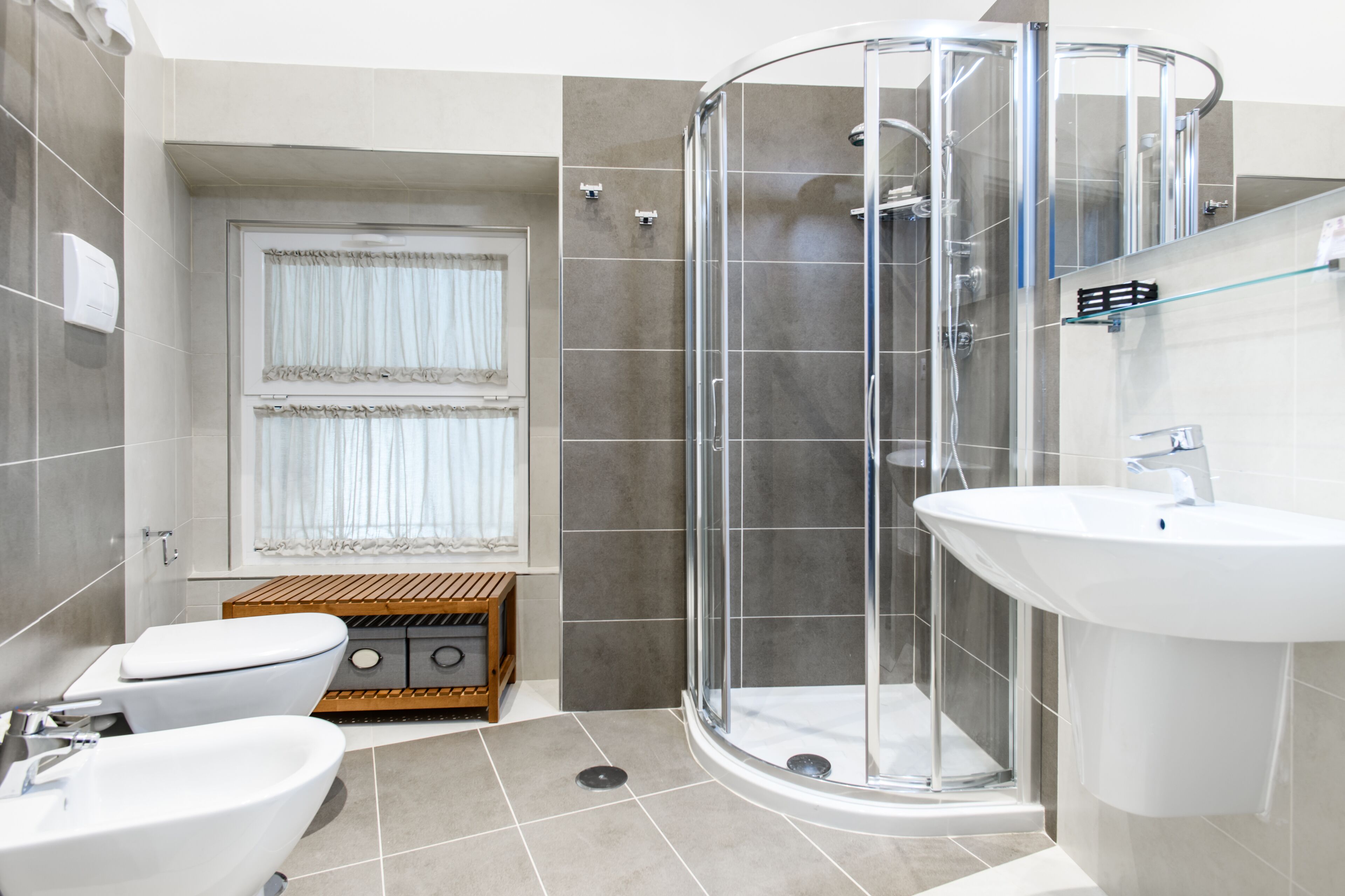 Dusche, Haartrockner, Bidet, Handtücher