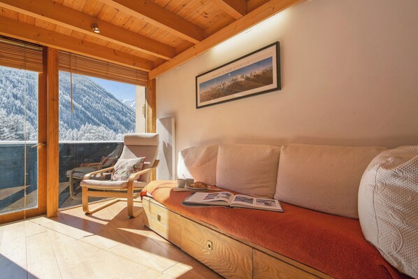 Flachbildfernseher, DVD-Player, Arbeitsbereiche