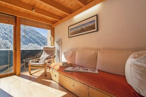 Télévision à écran plat, lecteur de DVD, espaces bureaux