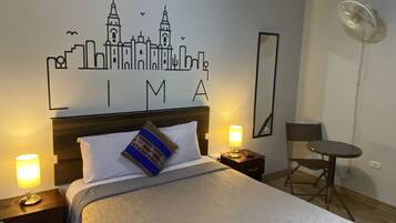 Escritorio, tabla de planchar con plancha, wifi gratis y ropa de cama