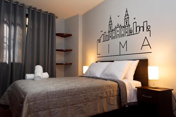 Escritorio, tabla de planchar con plancha, wifi gratis y ropa de cama 