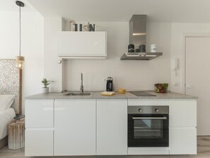 Kjøleskap, mikrobølgeovn, ovn og oppvaskmaskin
