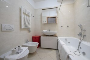 Ensemble baignoire-douche, bidet, serviettes fournies