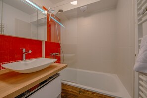 Combined shower/tub, hair dryer, towels - Résidence La Verte 23 ski in/ski out, Argentière (Chamonix), France (Argentière (Chamonix))