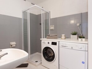 Shower, hair dryer, towels, toilet paper - BEAUTIFUL HOUSE IN TOSSA (Tossa de Mar)