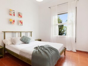 5 bedrooms, iron/ironing board, Internet, bed sheets