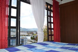 2 bedrooms, iron/ironing board, internet, bed sheets