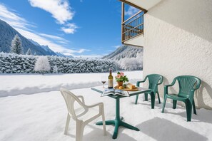 Outdoor dining - Résidence Grands Montets 110, Argentière (Chamonix), France (Argentière (Chamonix))