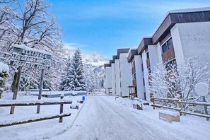 Een met sneeuw bedekte straat met een bord dat aangeeft dat het privé-eigendom is.