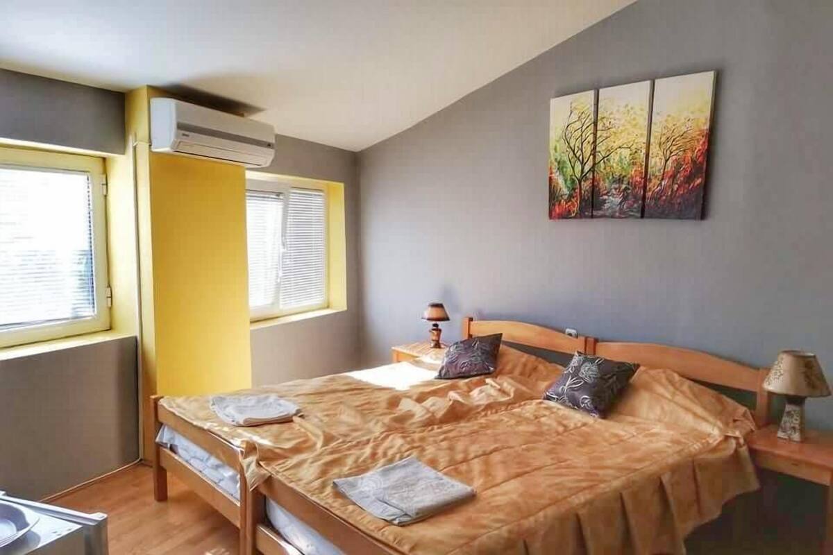 7 bedrooms, soundproofing, free cots/infant beds, free WiFi