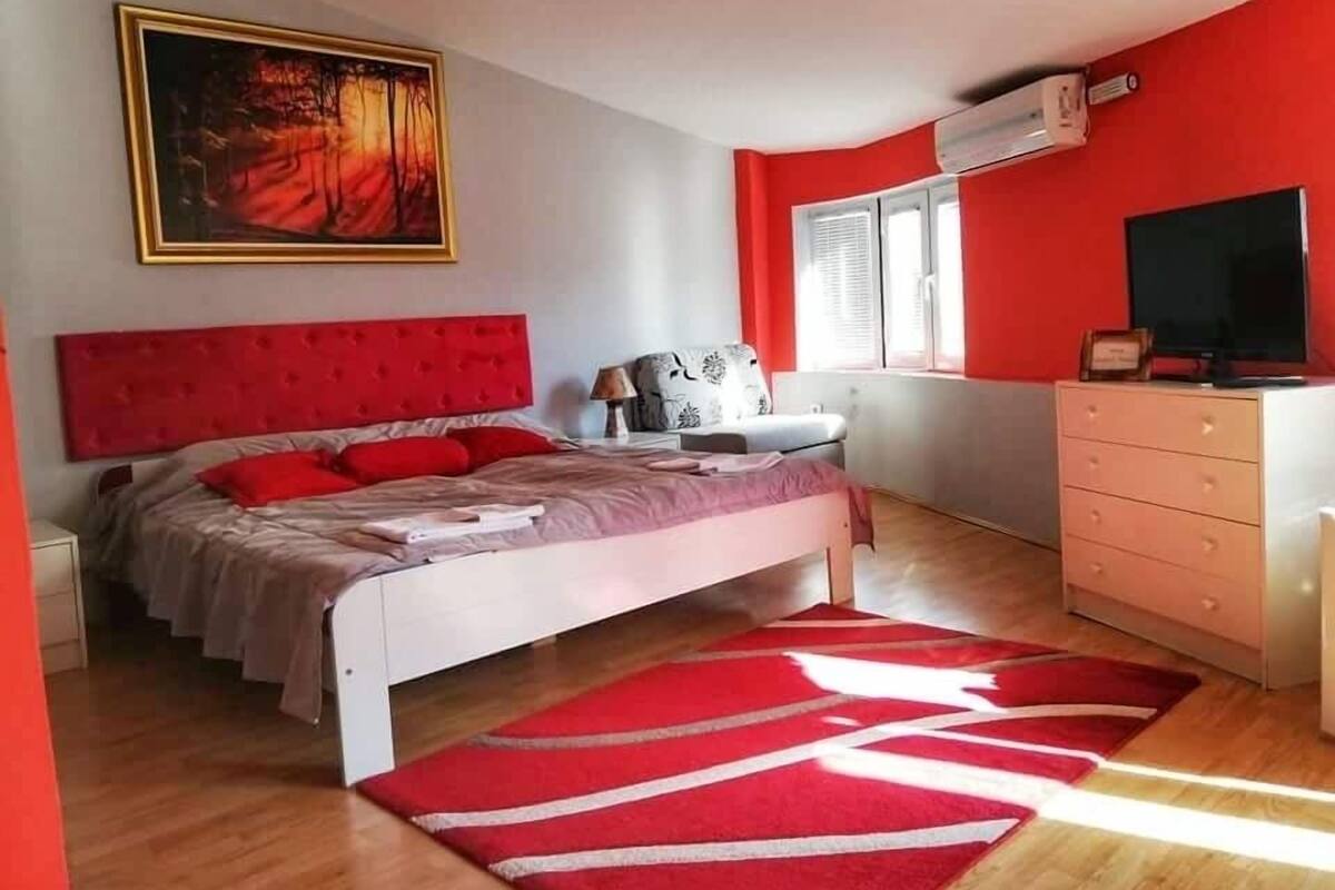 7 bedrooms, soundproofing, free cots/infant beds, free WiFi