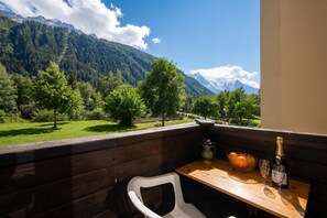 Outdoor dining - Résidence Grand Roc - Bruyères 09, Argentière (Chamonix), France (Argentière (Chamonix))
