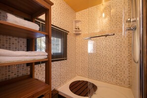 Ensemble douche/baignoire, serviettes fournies