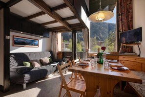 Flat-screen TV, DVD player - Résidence Grand Roc - Bruyères 09, Argentière (Chamonix), France (Argentière (Chamonix))
