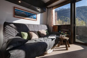 Flat-screen TV, DVD player - Résidence Grand Roc - Bruyères 09, Argentière (Chamonix), France (Argentière (Chamonix))