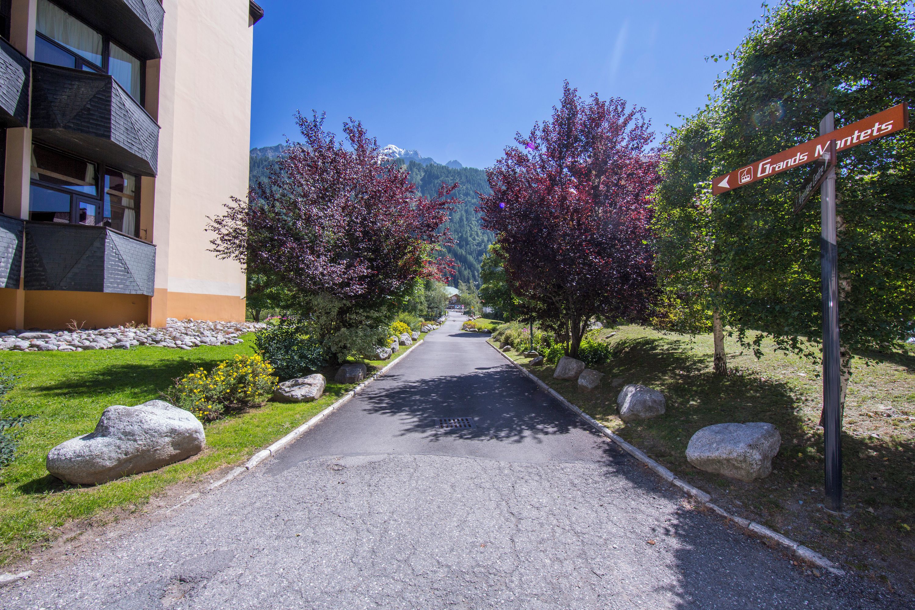 Un chemin menant à un bâtiment sur lequel est apposée une enseigne indiquant « Grands Montets ».