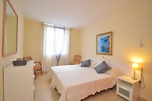1 habitación, tabla de planchar con plancha, wifi gratis y ropa de cama