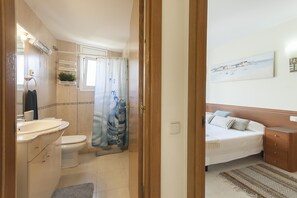 Sèche-cheveux, serviettes fournies, papier toilette