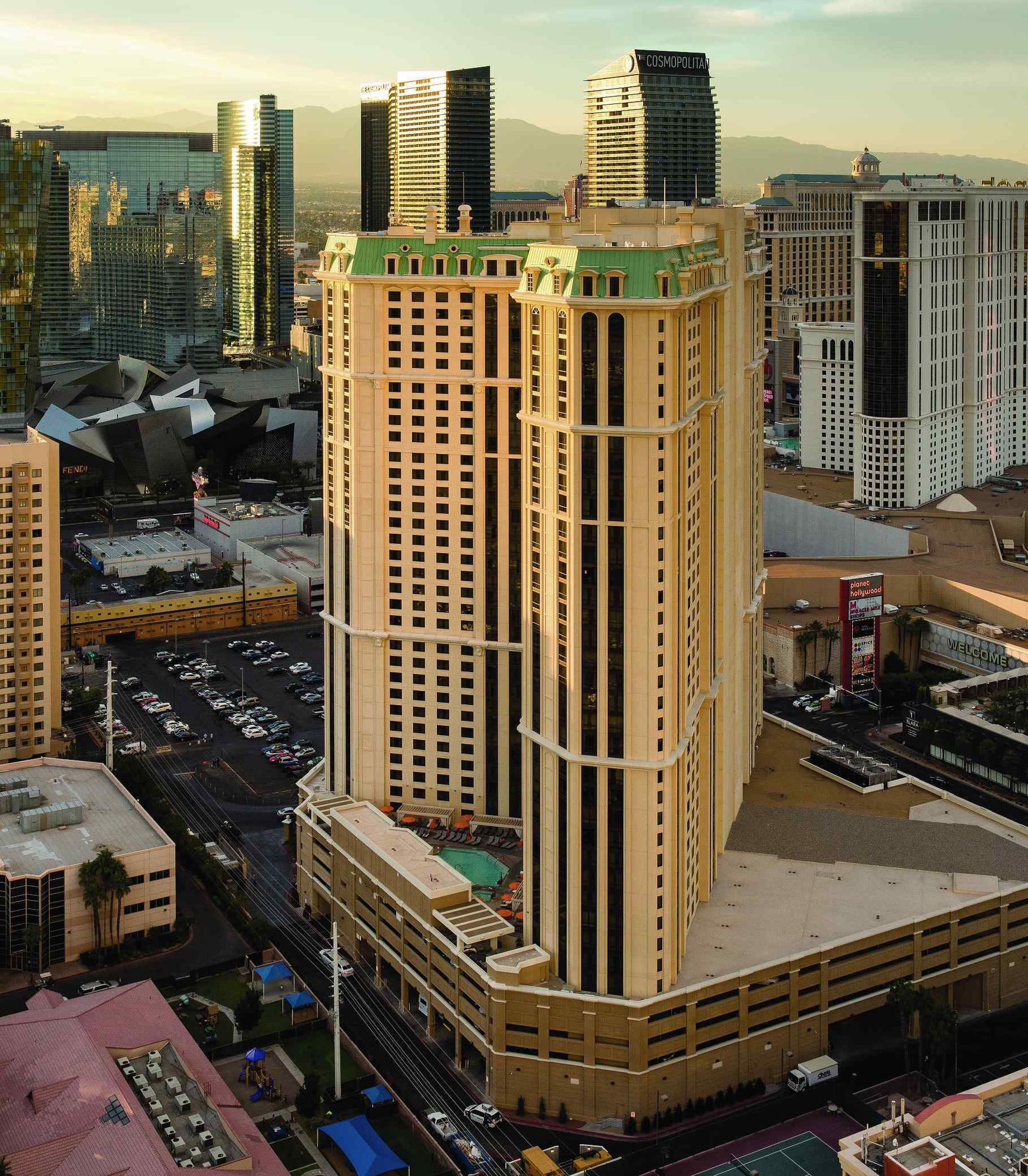 Un edificio de gran altura con un patio central, rodeado de otros rascacielos.