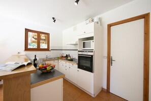 Fridge, microwave, oven, stovetop - Chalet du Golf 618, Chamonix, France (Chamonix)