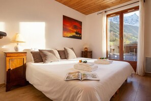 4 bedrooms, iron/ironing board, free WiFi, bed sheets