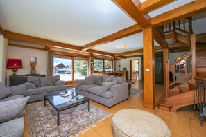 Télévision à écran plat, lecteur de DVD