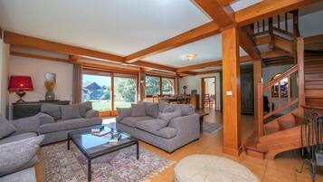 Flatscreentelevisie en een dvd-speler