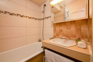 Combined shower/tub, towels