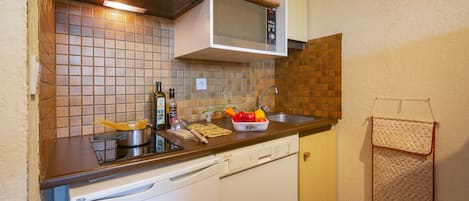 Kühlschrank, Mikrowelle, Herdplatte, Geschirrspüler