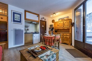 Réfrigérateur, micro-ondes, plaque de cuisson, cafetière/bouilloire