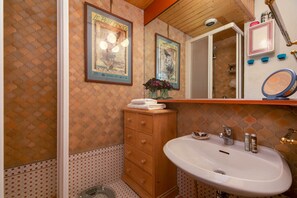 Douche, sèche-cheveux, serviettes fournies