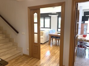 3 bedrooms, iron/ironing board, WiFi, bed sheets