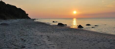 Ranta lähistöllä, aurinkotuoleja