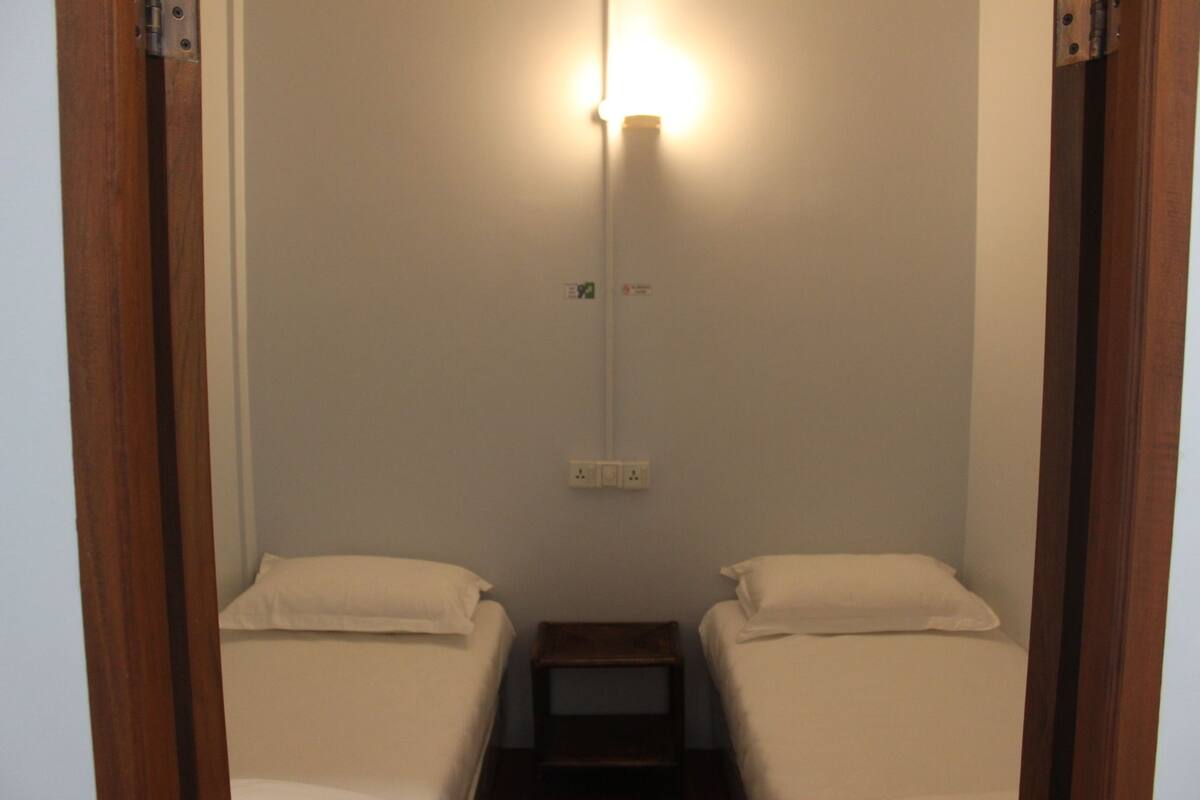 Habitación estándar con 2 camas individuales, baño compartido | Escritorio y wifi gratis