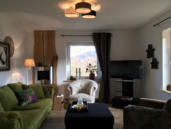 Una televisión, una chimenea