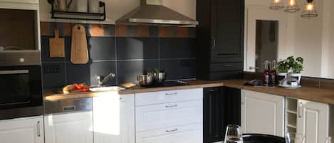 Fridge, oven, stovetop, dishwasher