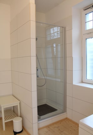 Badewanne, Haartrockner, Handtücher, Seife