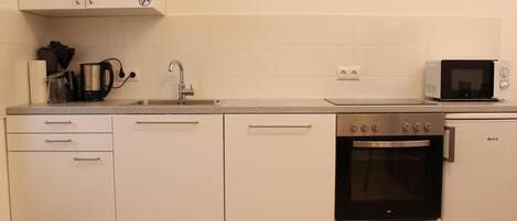 ثلاجة، ميكروويف، موقد طهي مسطح، غسالة أطباق