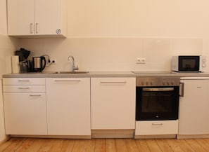 Kühlschrank, Mikrowelle, Herdplatte, Geschirrspüler