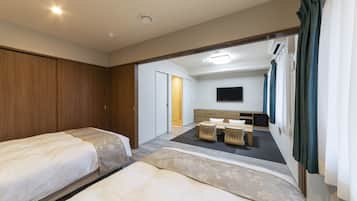 Kamar Deluks, Bebas Asap Rokok (Japanese & Western Style Room) | Meja kerja, ruang kerja ramah laptop, dan setrika/meja setrika
