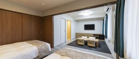 Habitación Deluxe, para no fumadores (Japanese & Western Style Room) | Escritorio y espacio para trabajar con laptop