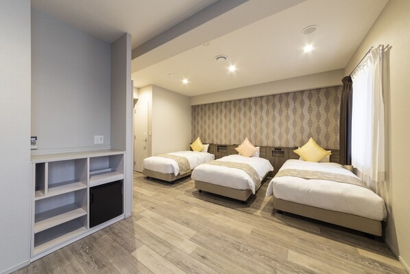 Habitación triple estándar, para no fumadores | Escritorio y espacio para trabajar con laptop 