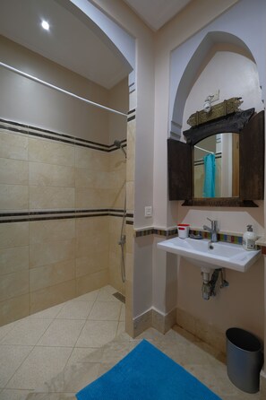 Baignoire, sèche-cheveux, bidet, serviettes fournies