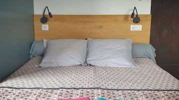 1 bedroom, desk, WiFi, bed sheets